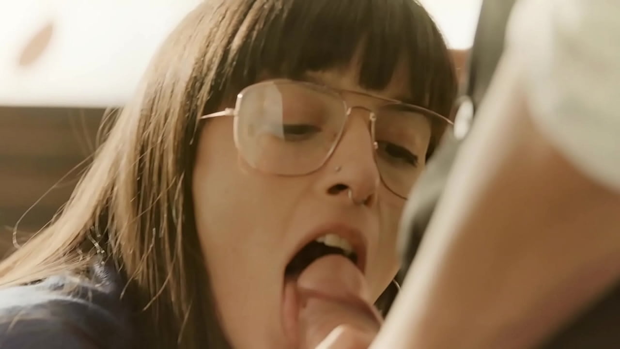 Ảnh trong Phim Sex Gái Nứng Lồn – Em Gái Sexy Gạ Địt Anh Sếp Cặc To