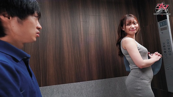 Ảnh trong Bị kẹt trong thang máy cùng cô hàng xóm Akari Mitani quyến rũ DASD-743