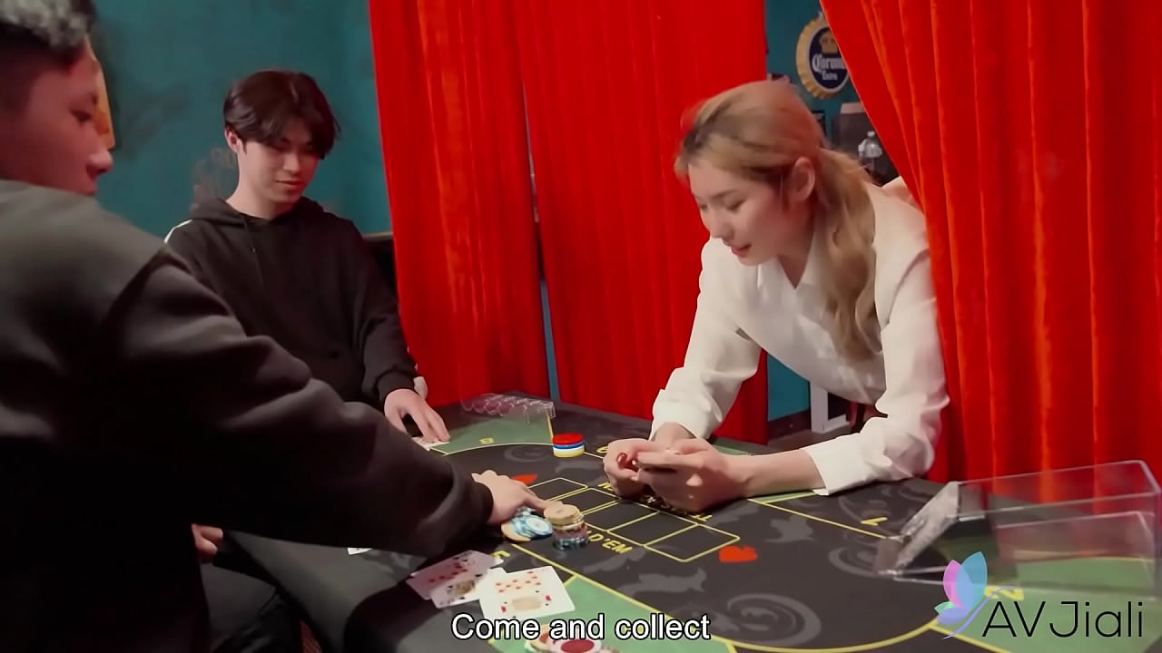 Ảnh trong Chơi em gái chia bài ngay trên casino quá là hỗn loạn